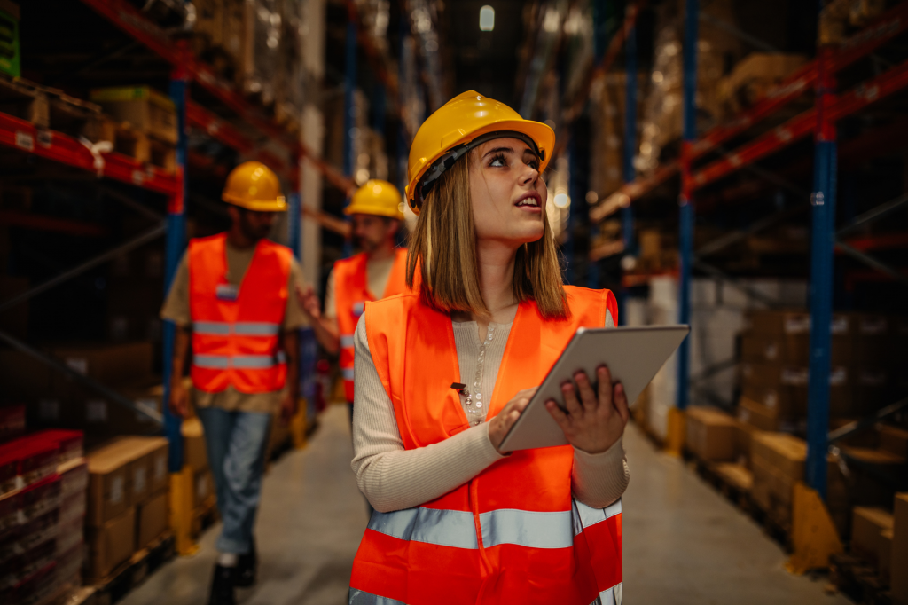 Digitale Logisitkaufgaben führen Lagermitarbeiter
